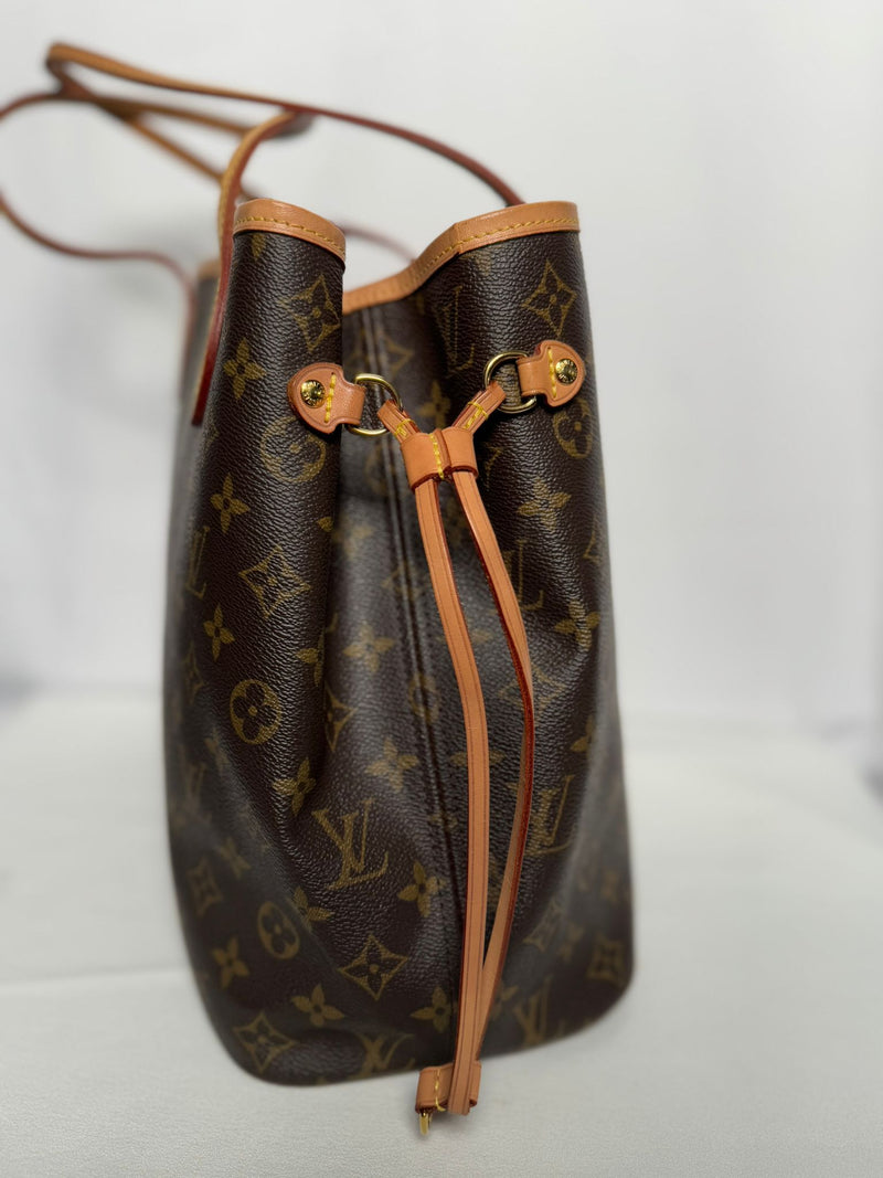 LOUIS VUITTON MM Monogram Neverfull Tote Bag