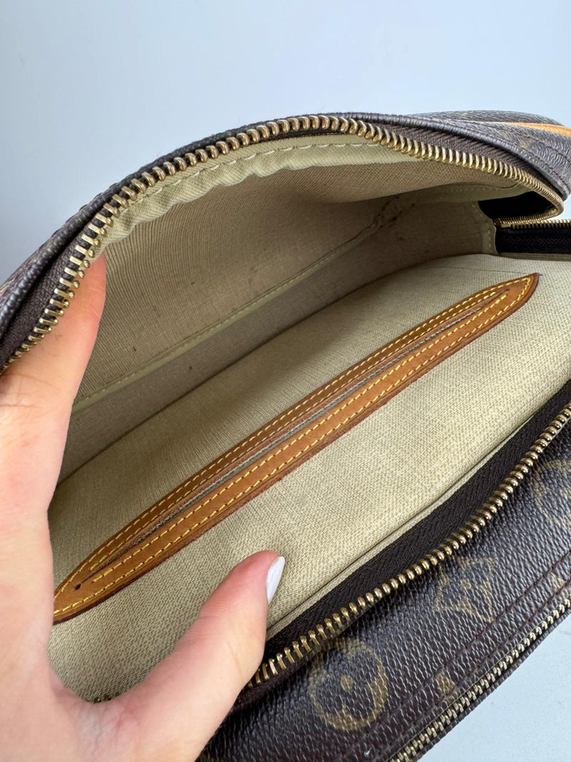 LOUIS VUITTON Reporter Crossbody Bag
