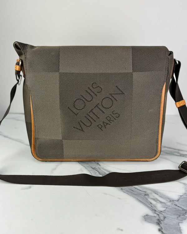 LOUIS VUITTON Messenger Shoulder Bag