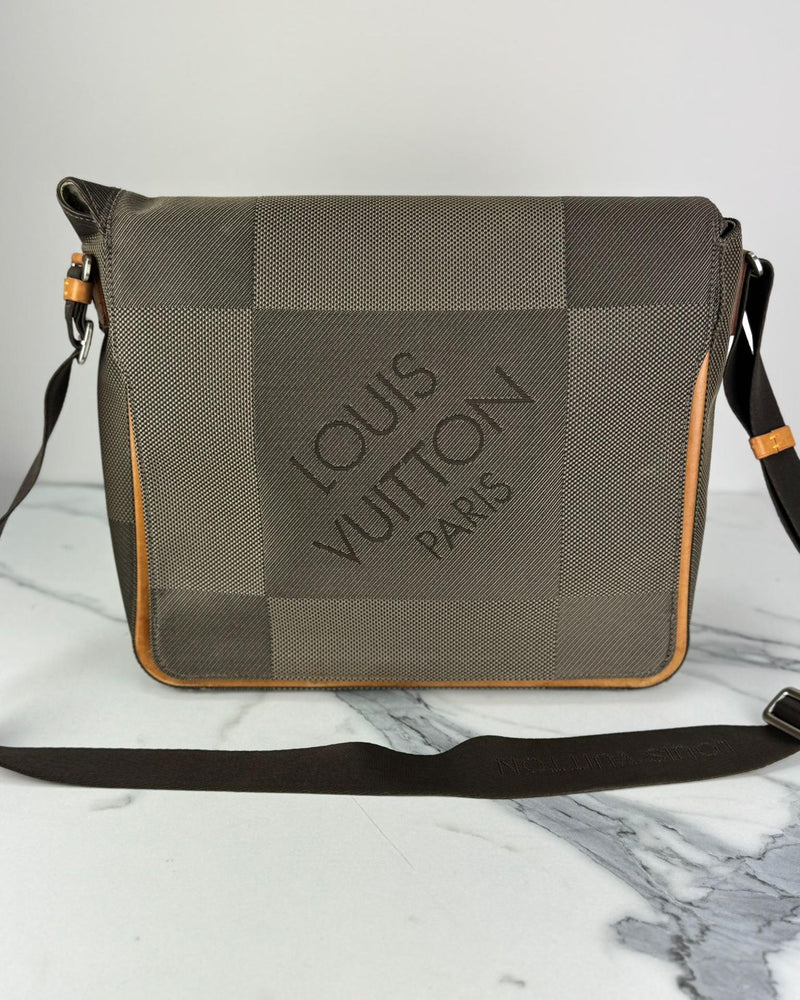 LOUIS VUITTON Messenger Shoulder Bag