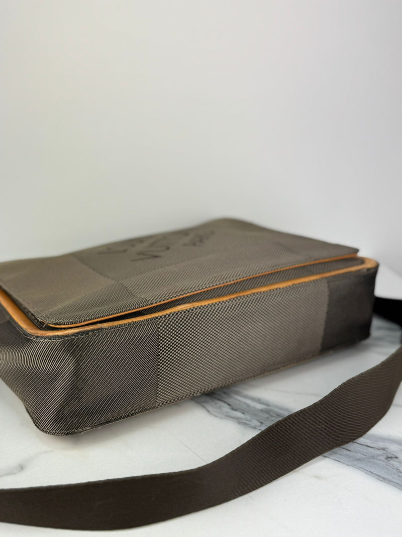 LOUIS VUITTON Messenger Shoulder Bag