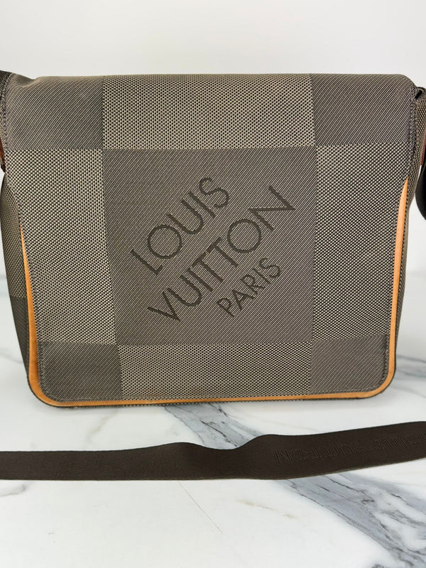LOUIS VUITTON Messenger Shoulder Bag