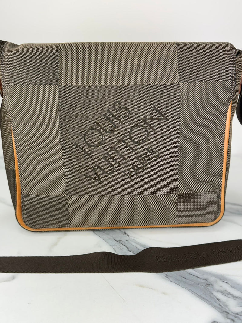 LOUIS VUITTON Messenger Shoulder Bag