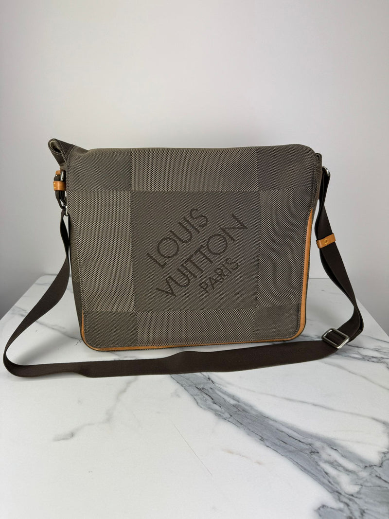 LOUIS VUITTON Messenger Shoulder Bag