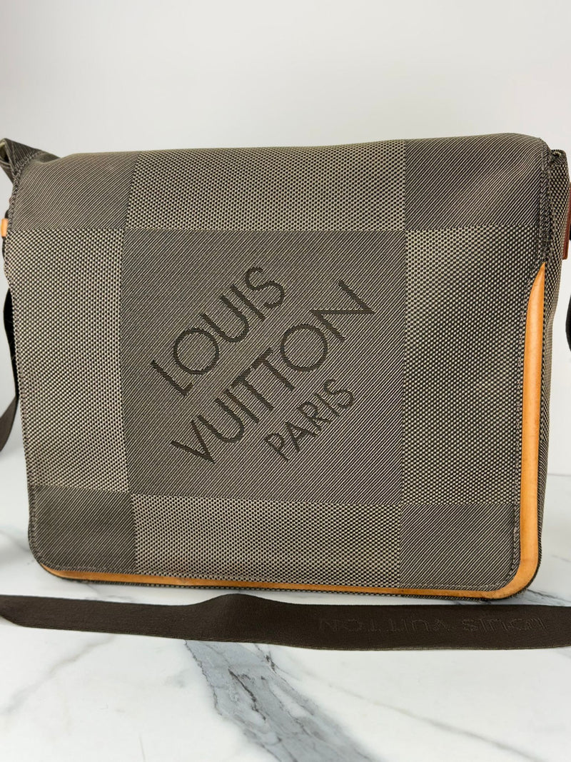 LOUIS VUITTON Messenger Shoulder Bag