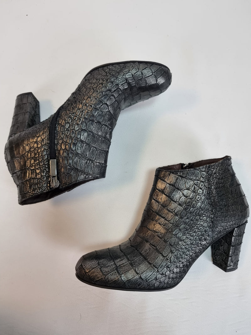 Perlato Grey Boots Size 6.5